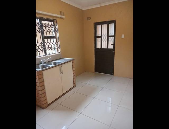 2 BEDROOM PROPERTY TO RENT IN KWADABEKA A